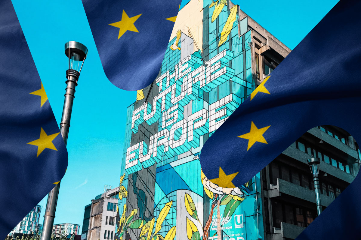 Kombinasjon av to bilder. Det ene viser et veggmaleri på en byggning hvor det står "The Future is Europe". Det andre er et EU-flagg med gule stjerner på blå bakgrunn.